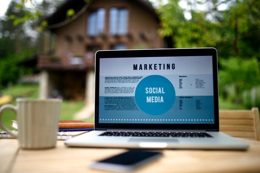 pakistani brands use social media analytics to improve marketing roi