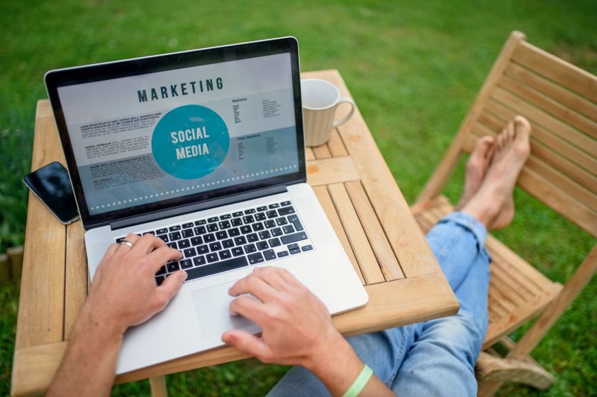 social media agency vs freelancer pakistan for business marketing support
