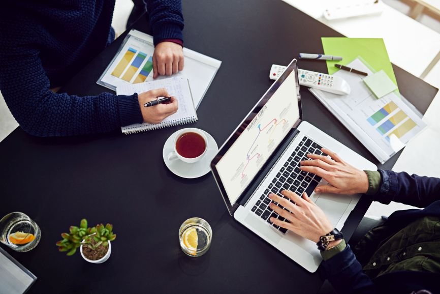 social media agency vs freelancer pakistan for collaborative marketing strategy